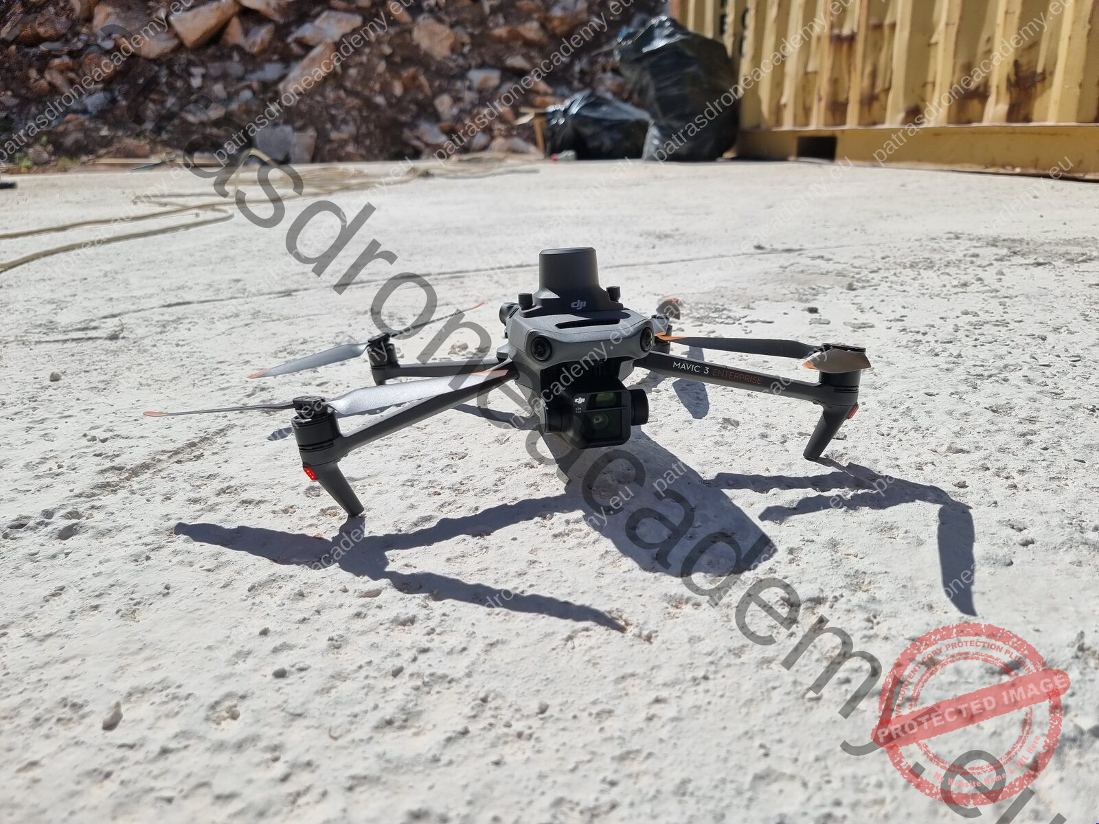 Το drone DJI Matrice 4E στο έδαφος