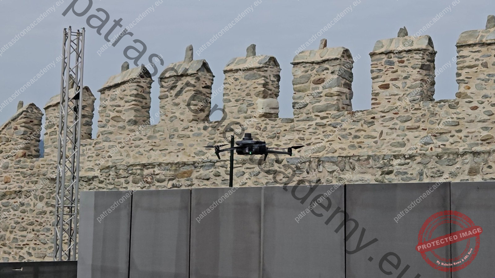 Drone σε πτήση κοντά στις επάλξεις του Κάστρου της Καβάλας